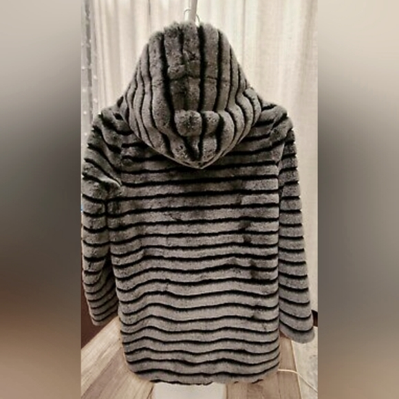 Patricia Luca soft faux fur coat - Picture 2 of 3